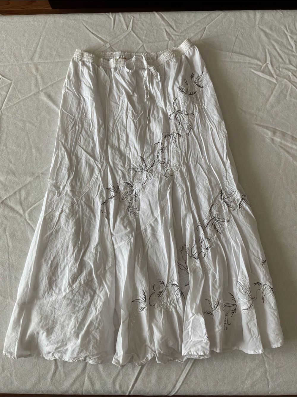 ******* Metro Wear White Maxi Skirt with Black Floral Embroidery b7 *******